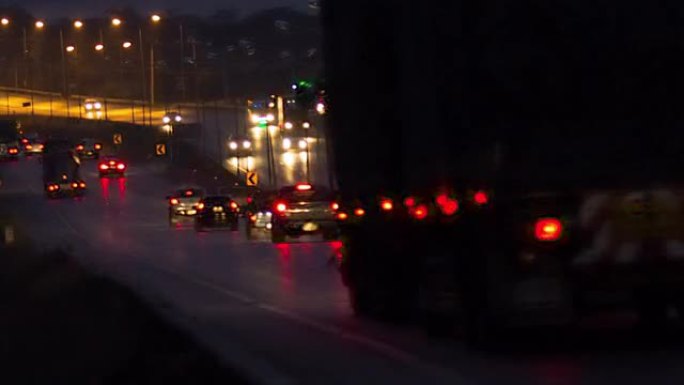 高速公路上夜间的交通