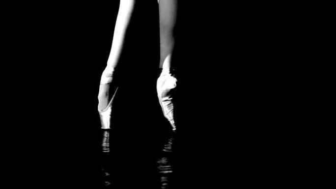 芭蕾舞艺术黑白影像脚尖站立高难度