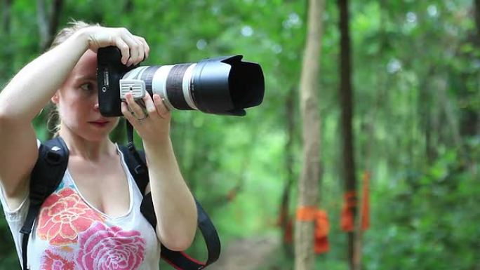 摄影师用长镜头拍摄泰国的森林