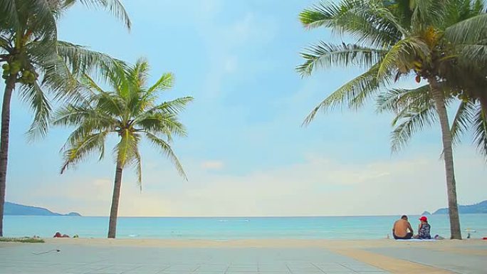 延时美丽的海滩，蓝天和棕榈树