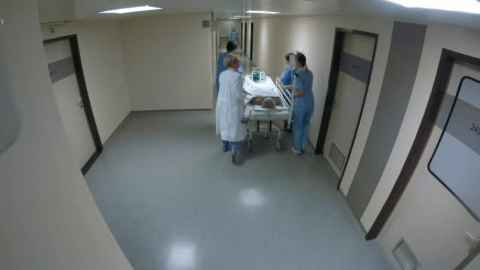 POV医疗队将担架与患者一起推下医院走廊