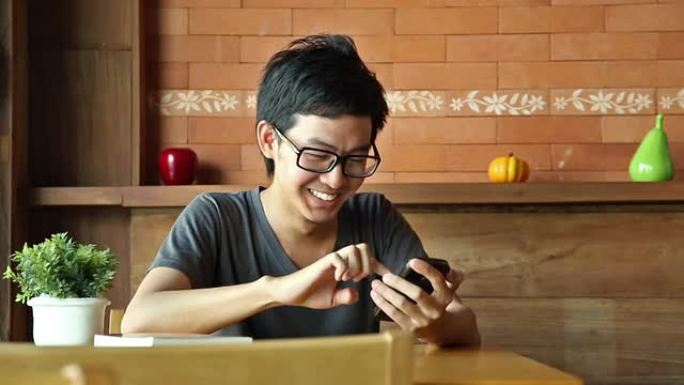 亚洲男子使用智能手机或平板电脑，等待某人