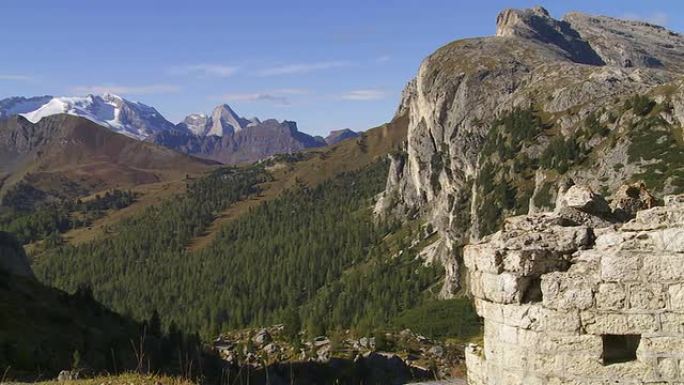 马尔莫拉达山（Mt Marmolada）从瓦尔帕罗拉山口（Valparola Pass PAN）俯瞰