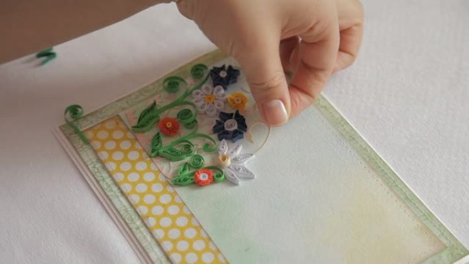 在明信片上制作可爱的彩色纸花朵组合