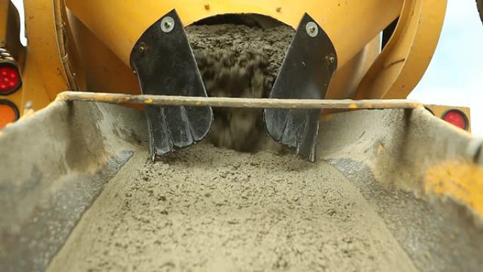 水泥搅拌车在施工现场卸载混凝土