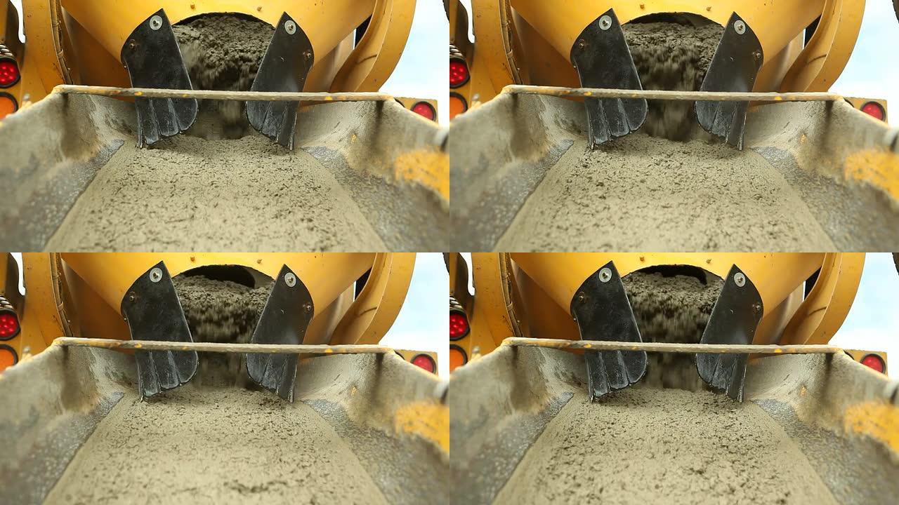 水泥搅拌车在施工现场卸载混凝土