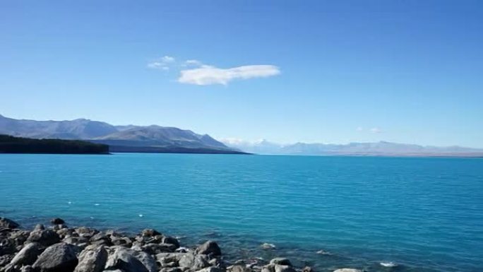 岩石海岸和遥远的山