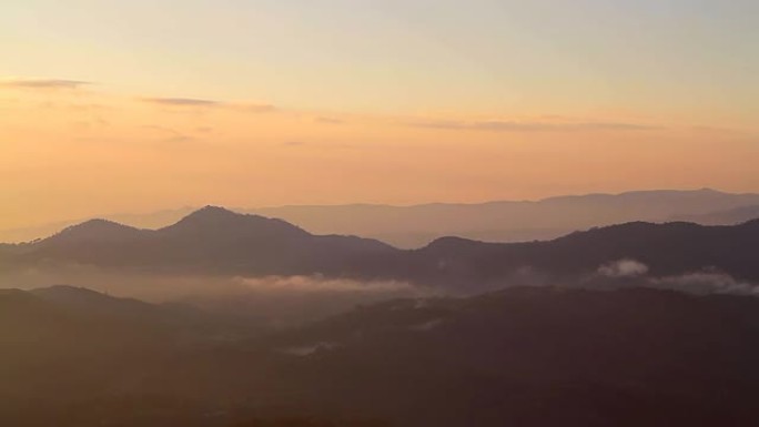 朦胧的晨曦高山峰水墨山脉