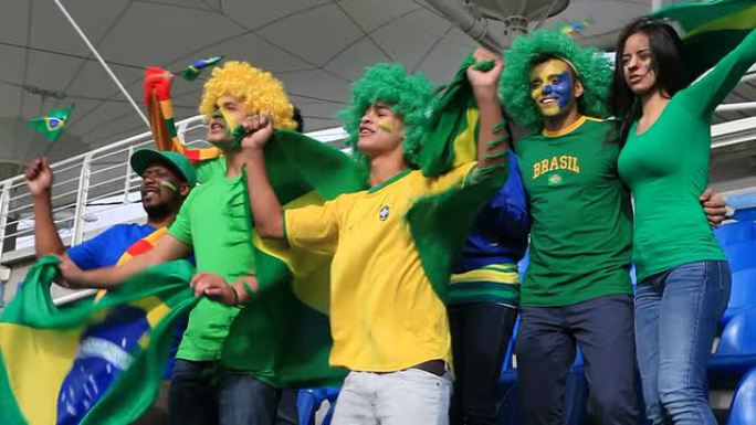 球迷在唱巴西国歌外国球迷