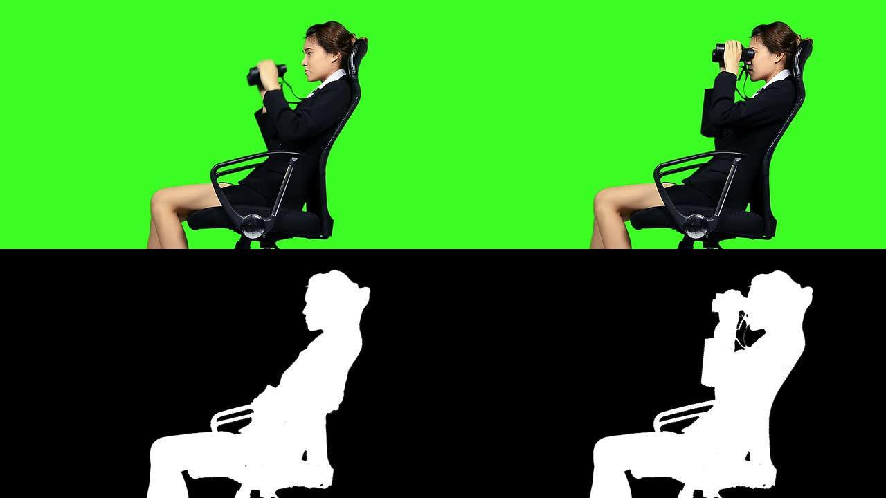 商务女性坐在带双眼眼镜的椅子上