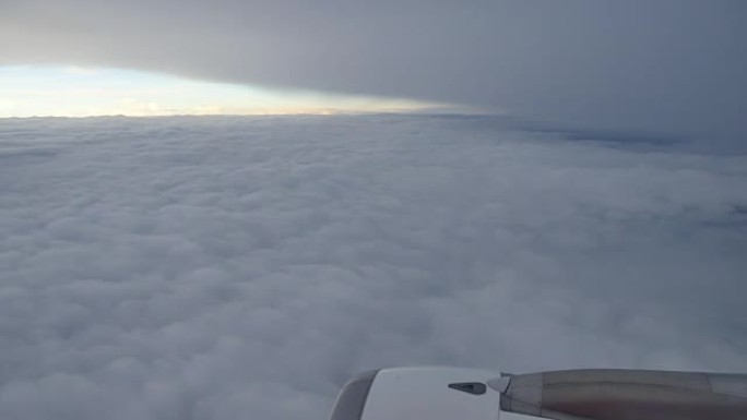 透过飞机窗户看到的云