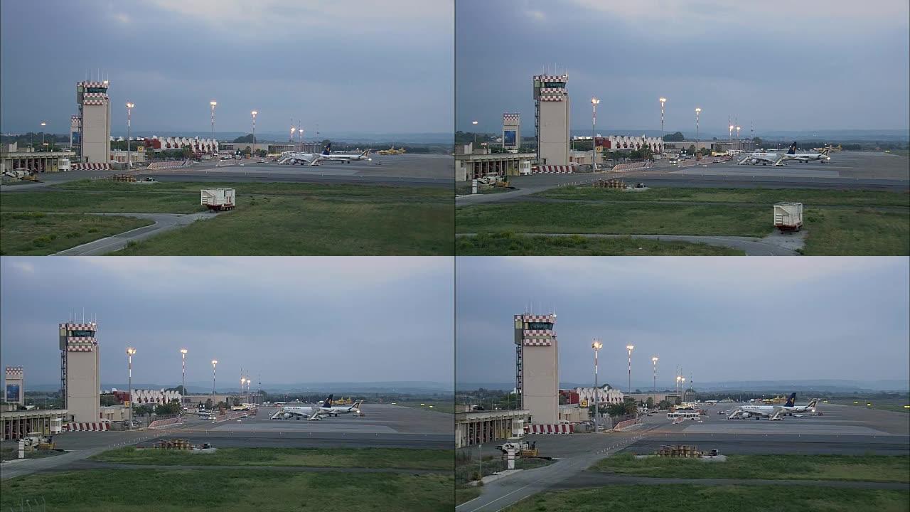 日落时降落在圣尤费米亚机场-鸟瞰图-卡拉布里亚，卡坦扎罗省，拉梅齐亚泰尔梅，意大利