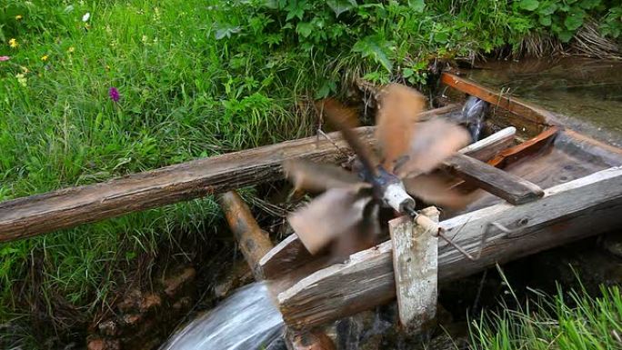 河里的儿童水车