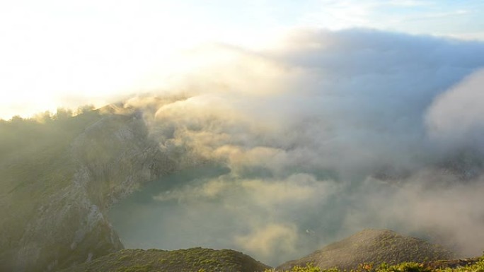 薄雾笼罩在克里木图火山口湖上