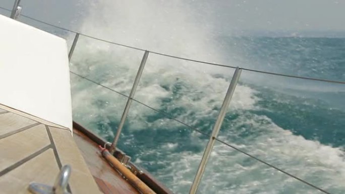 在暴风雨中航行乘风破浪快艇出海甲板护栏