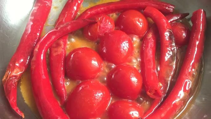煎锅里的辣椒素食主义红色美食美味咕嘟冒泡
