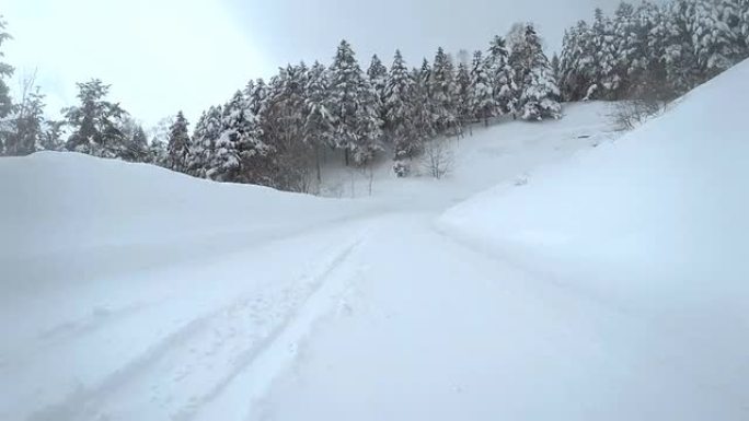 雪地冬季公路行驶雪路