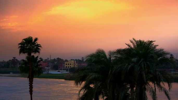 尼罗河在日落时靠近卢克索埃及