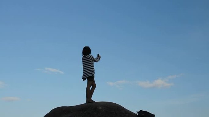 女人在山顶上的自拍