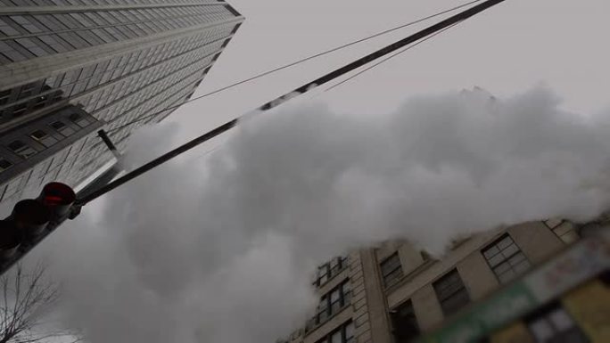 纽约市高层建筑之间的蒸汽