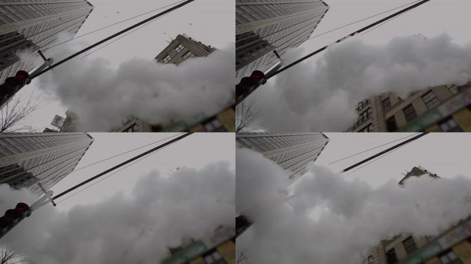 纽约市高层建筑之间的蒸汽