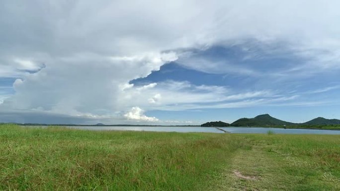 时间流逝: 绿场，多云