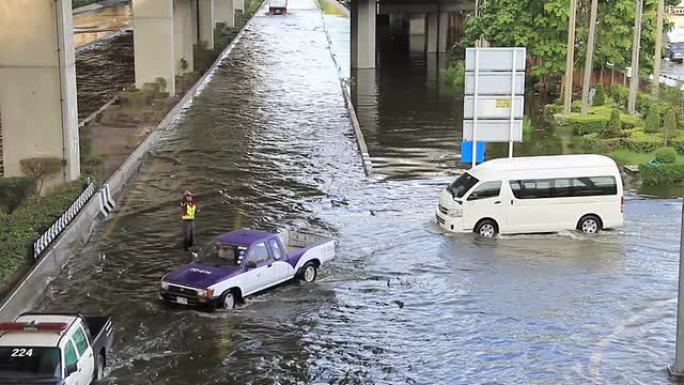 汽车在洪水泛滥的道路上行驶。