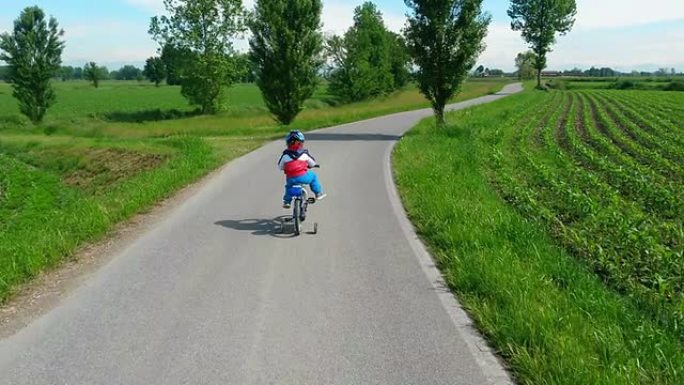 蹒跚学步的孩子正在学习骑他的新自行车