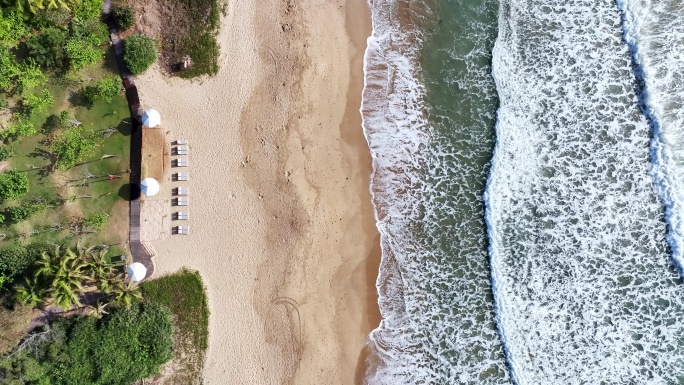 俯瞰海边沙滩海浪