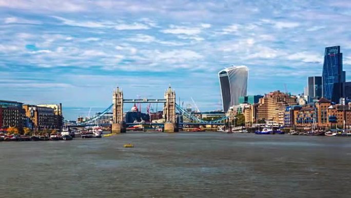 伦敦金融区天际线河道河面蓝天白云延时摄影