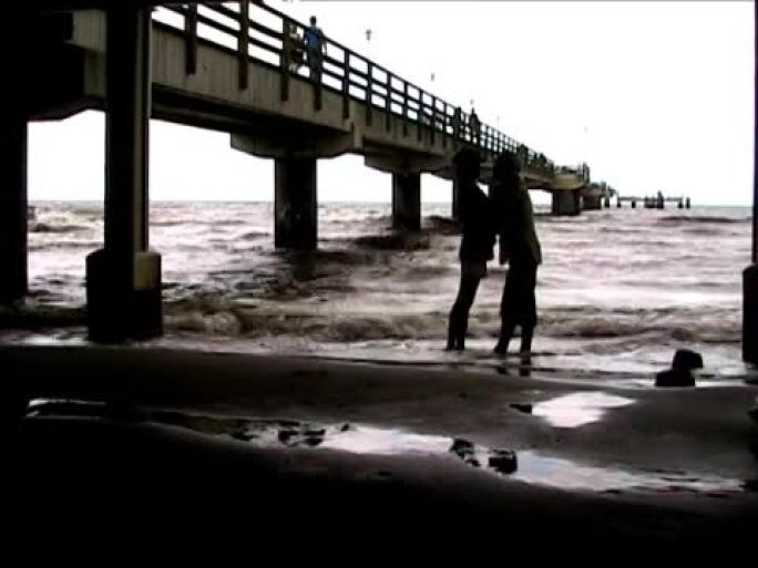 情侣在北欧的桥下接吻