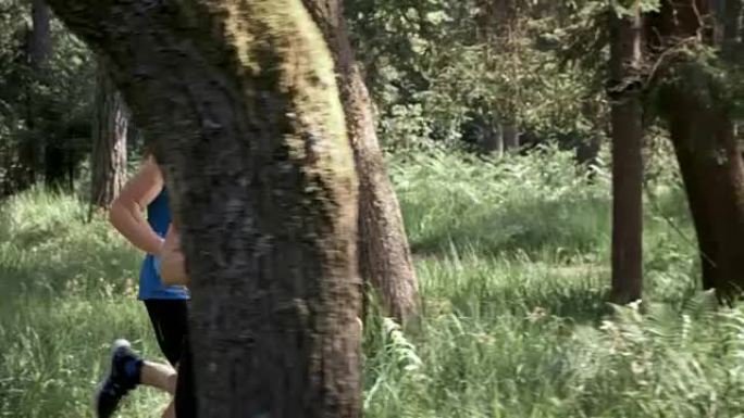 SLO MO DS男人和一个女人在森林中奔跑