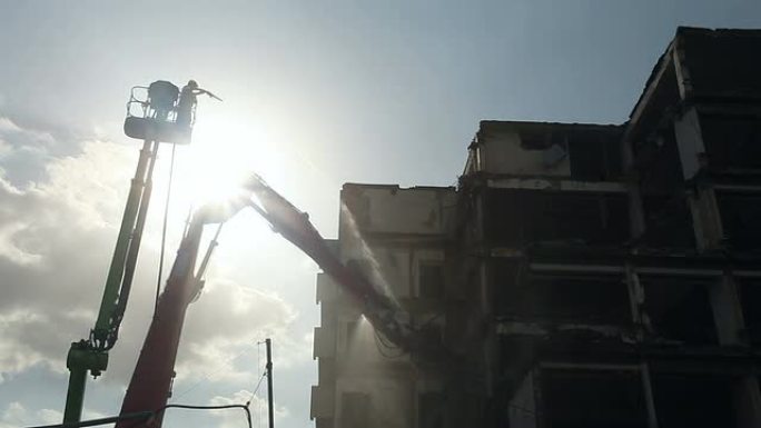 起重机-施工现场拆迁房屋挖掘机