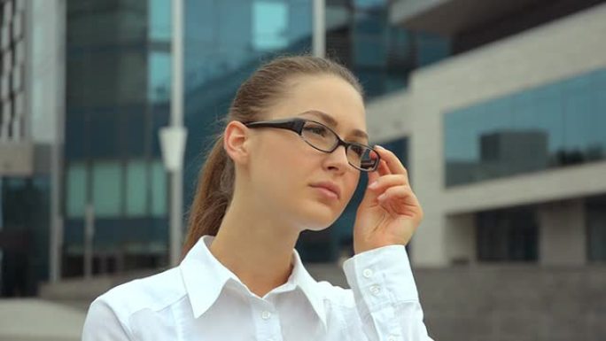 戴着眼镜微笑的年轻美女