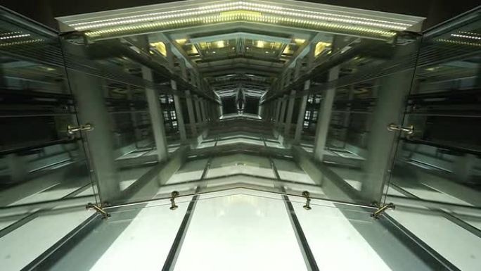 电梯轿厢天花板透视图，显示电梯井道和运动