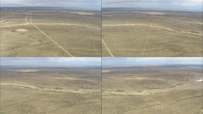 与Pan一起穿越干旱沙漠的飞行-鸟瞰图-怀俄明州，林肯县，美国