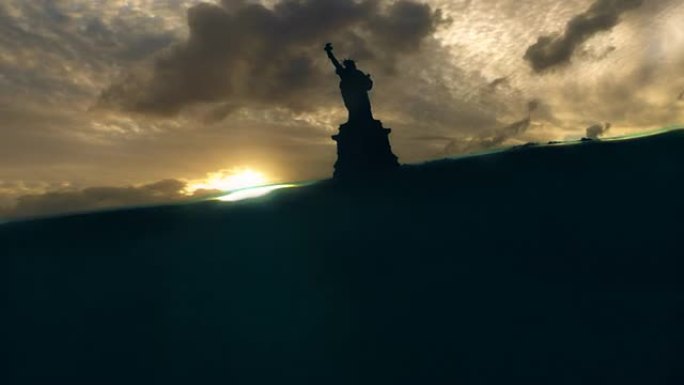 自由女神像从水面升起，太阳落在它身后。
