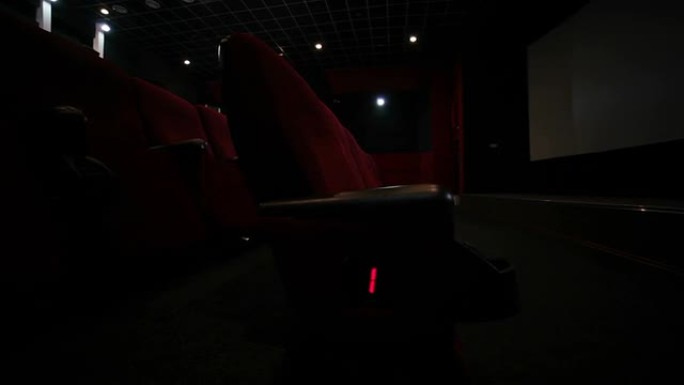 红色空荡荡的电影院大厅的楼梯和过道