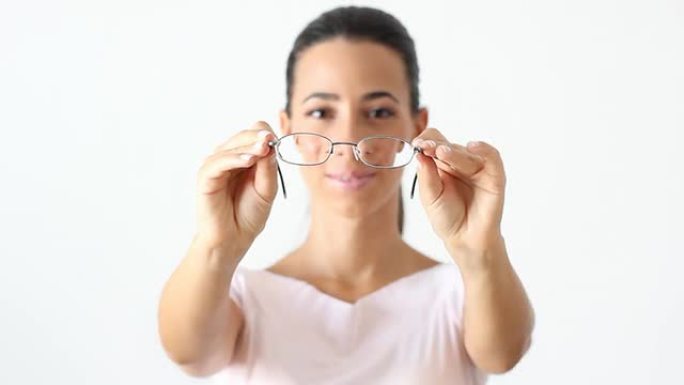 戴眼镜的女人外国女人摘眼镜特写实拍