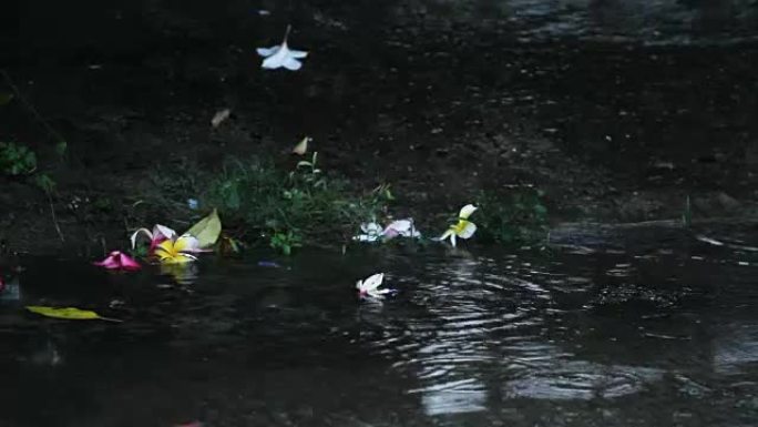 在地板上下雨