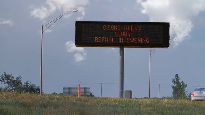 臭氧高速公路标志与汽车HD