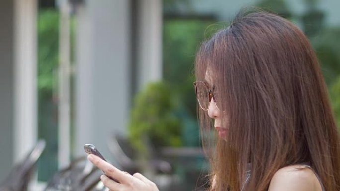 使用智能手机的年轻亚洲女性