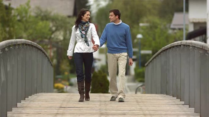高清超慢动作: 相爱的情侣走过桥