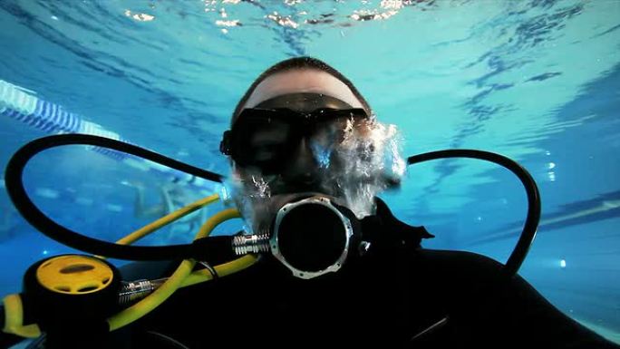 游泳池中的水肺潜水员