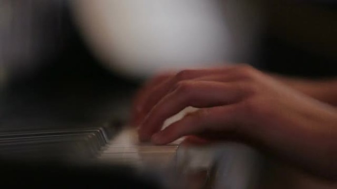 女人弹钢琴特写镜头