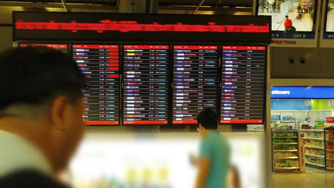 苏凡纳布机场乘客通过和停留查看航班连接信息屏幕
