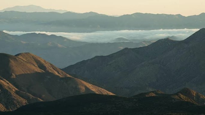 日落期间从拉古纳山 (Mt Laguna) 拍摄的云瀑布的延时，在索尼A7s上拍摄，相机平移右。
