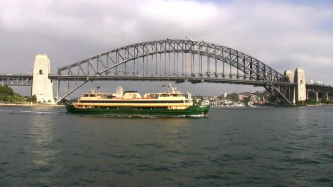 渡轮通过悉尼海港大桥