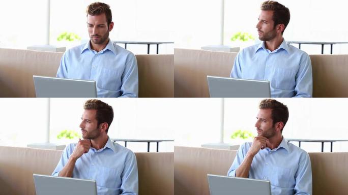 在笔记本电脑上工作的商人