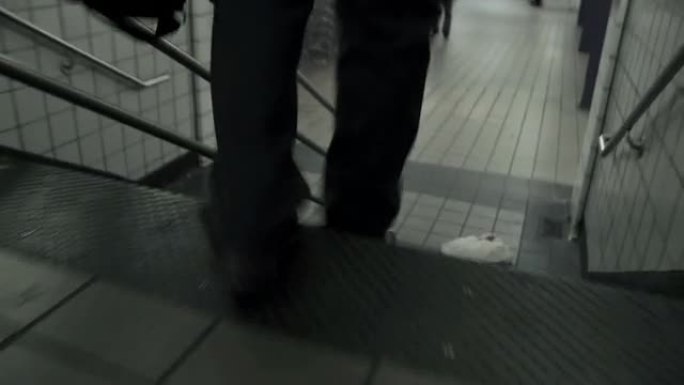 高清: 商人走在地铁里